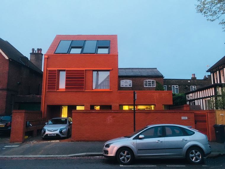 外观独特住宅资料下载-英国亮橙色的环保型住宅