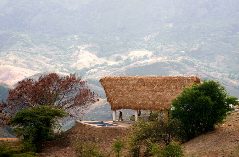 纯别墅居住区资料下载-哥伦比亚纯乡野棕榈棚住宅景观