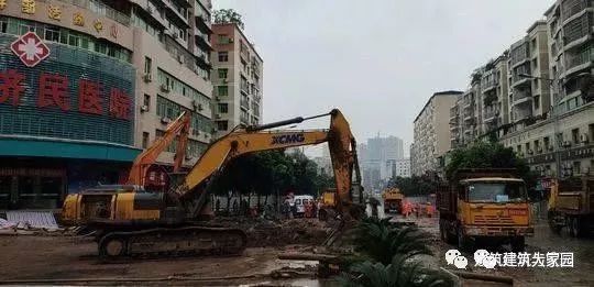 道路塌陷施工资料下载-揪心，路面塌陷，新婚仅4天的夫妻双亡，一对父子遗体刚被寻到！