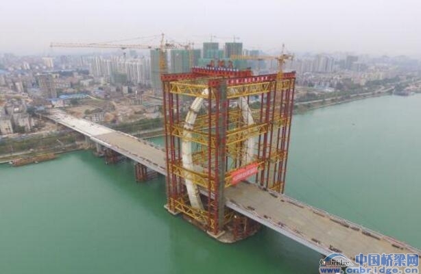 12米钢桥资料下载-世界跨度最大“反对称结构斜拉桥”主塔百米高空合龙