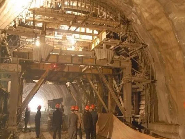黄土滑坡处理资料下载-隧道工程中坍方处理及施工技术分析