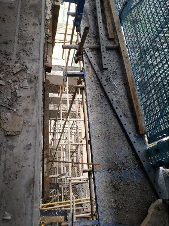 地库塔吊基础资料下载-史上最全的施工现场安全隐患大集结，大家一起来找茬！