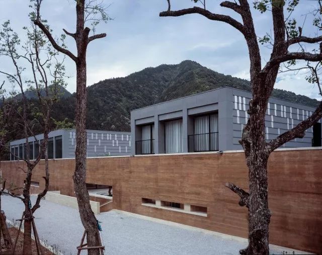 现代夯土墙材料配比资料下载-三宝蓬艺术中心