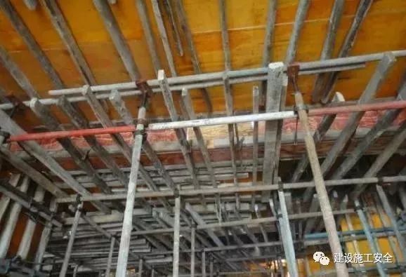 建筑冬季施工质量事故资料下载-杜绝模板工程施工质量事故，要早做处理与预防！