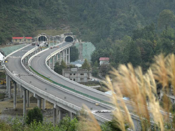 全长13.8公里！中国在建最长公路隧道“巴陕高速米仓山隧道”-正在进行收尾施工作业的巴陕高速四川南江县城至关坝段