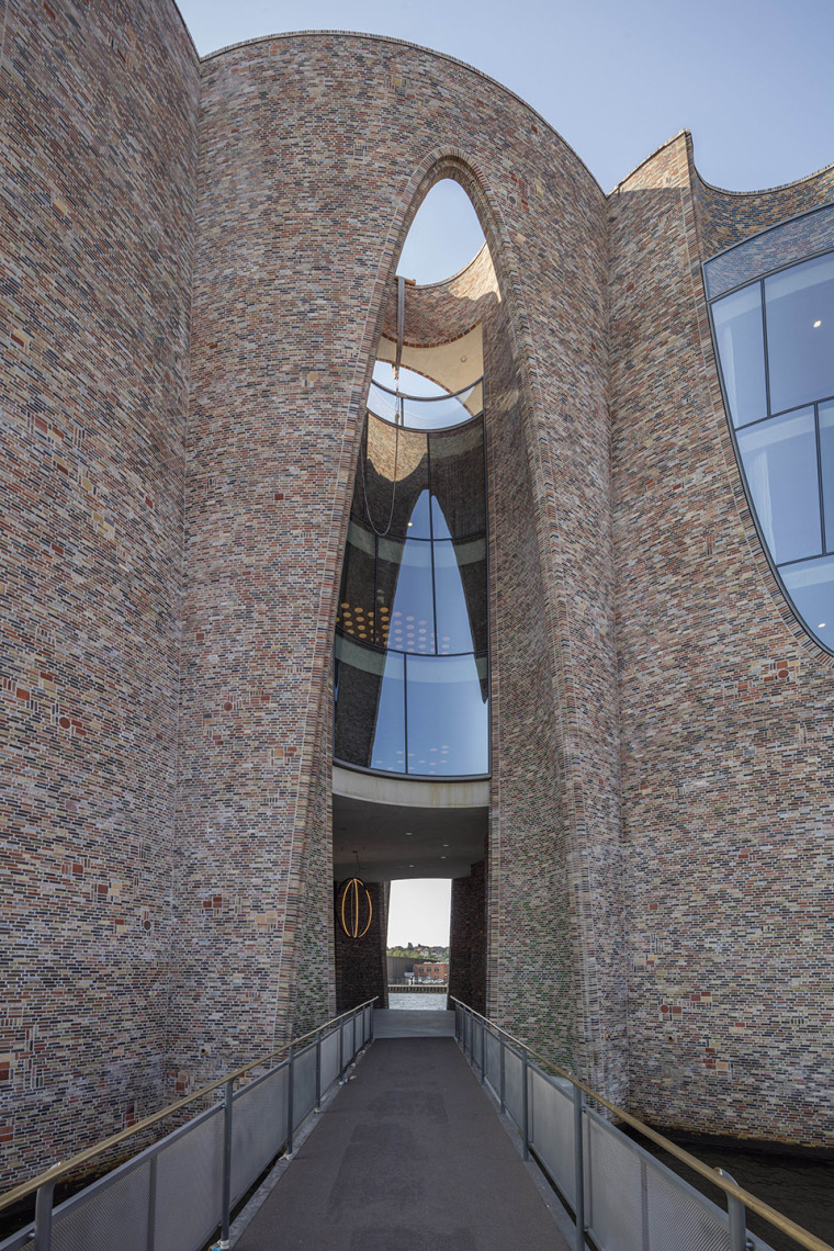 丹麦立体艺术表达办公建筑实景图 (1)