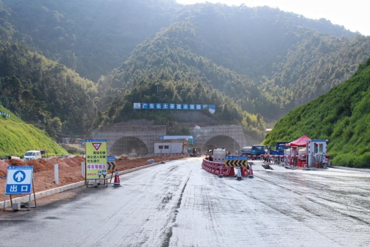 混凝土硬化路肩资料下载-[广东长大]筑路修桥精细化实践之一——“零污染”施工