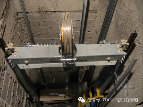 建筑工程电梯安装过程图文详解-安装上梁和滑轮 
