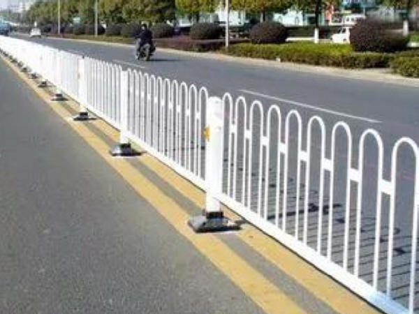 隔离道路护栏资料下载-城市道路中间隔离护栏的设计规范
