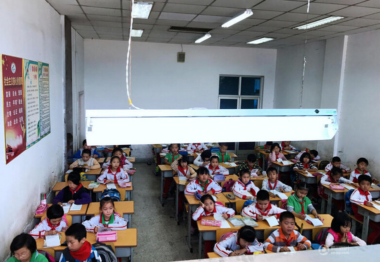 体育馆装修改造方案资料下载-旧村改造学校拆除，学生蜗居体育馆看台
