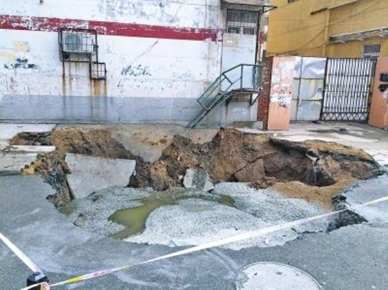 郑州公共卫生服务中心资料下载-郑州一路面塌陷两车被坑，因废弃防空洞被水冲塌