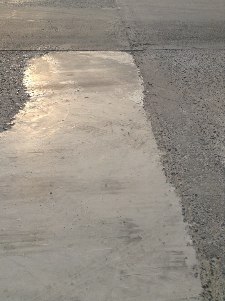 混凝土路面快速修复资料下载-冬季水泥混凝土路面修补的防冻措施