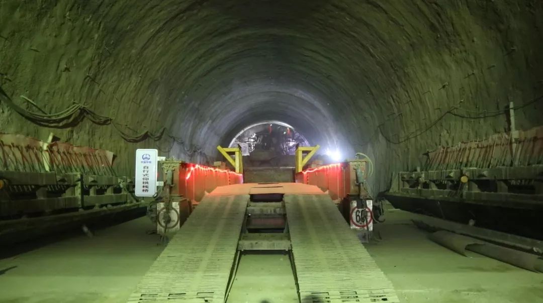 隧道临时仰拱图片