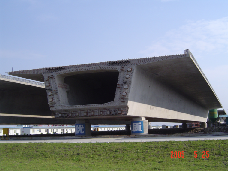 预应力空心板梁横向裂缝资料下载-【中铁】预应力混凝土预制箱梁裂缝控制（共43页）