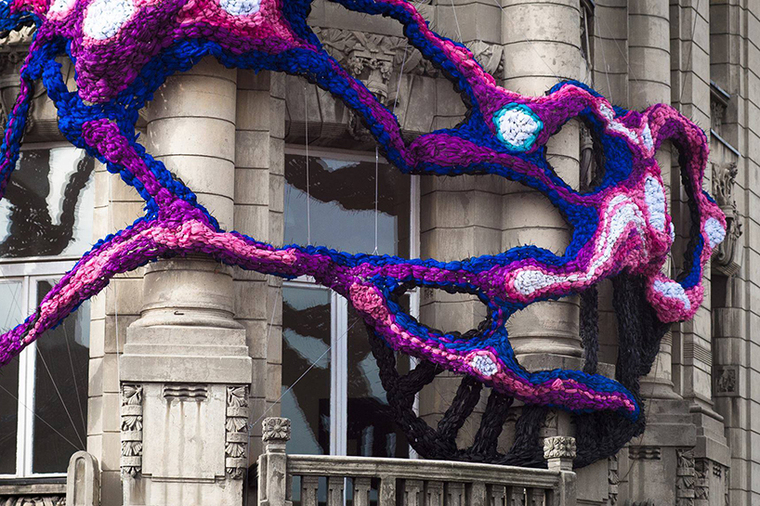 波兰lodz新艺术派大楼外立面艺术装置-crystal-wagner-hyperbolic-lodz-murals-designboom-08