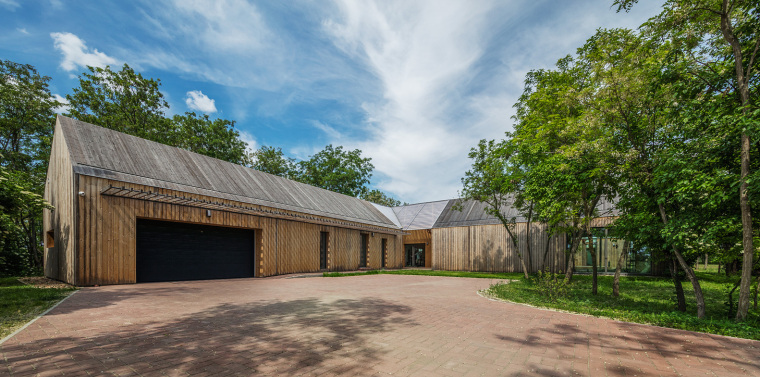 盖木结构琉璃瓦房子屋顶资料下载-智利现代农场的木房子