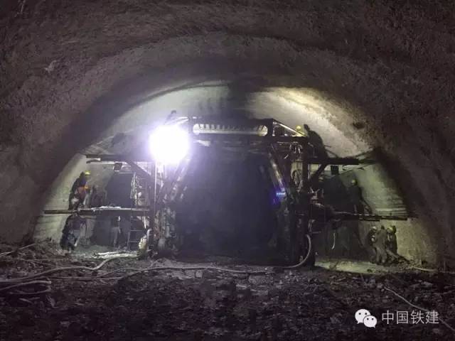 隧道施工的未来：机械化 PK 人海战术！_2