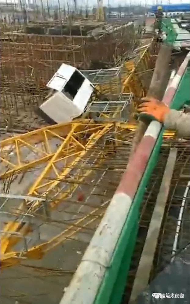 塔吊的事故资料下载-突发！云南昆明一在建工地塔吊发生倒塌事故！
