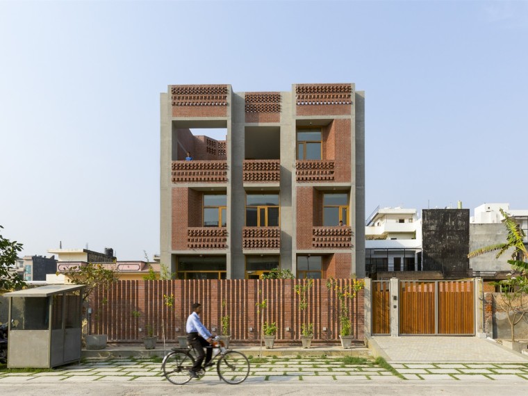 平面铺砖cad资料下载-印度动感砖砌住宅