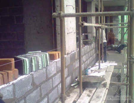 提高砼外墙螺杆孔封堵施工质量资料下载-提高外墙复合节能砌块施工质量QC成果