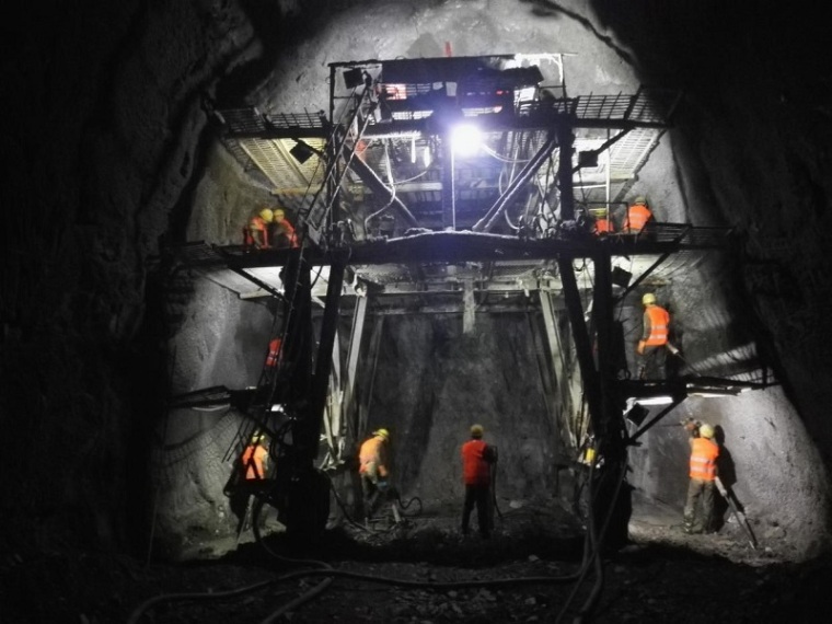 隧道全断面开挖技术交底资料下载-隧道Ⅱ、Ⅲ级围岩全断面人工开挖技术交底