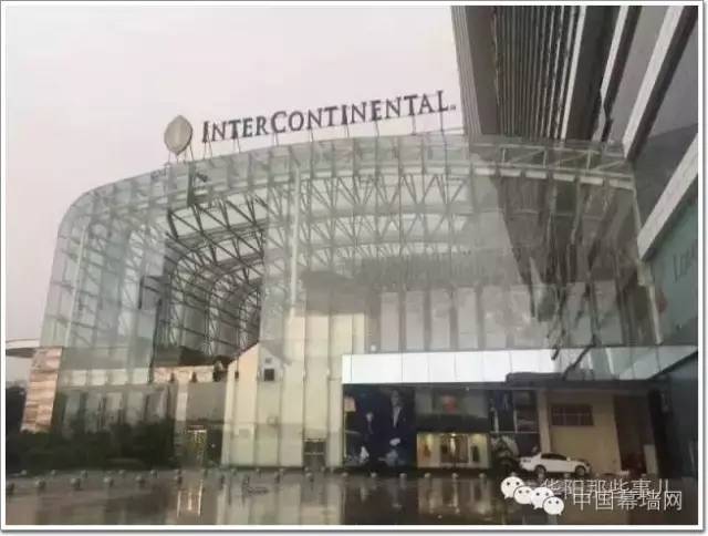 航站楼超高玻璃幕墙资料下载-天气原因，“环球中心”玻璃幕墙受损