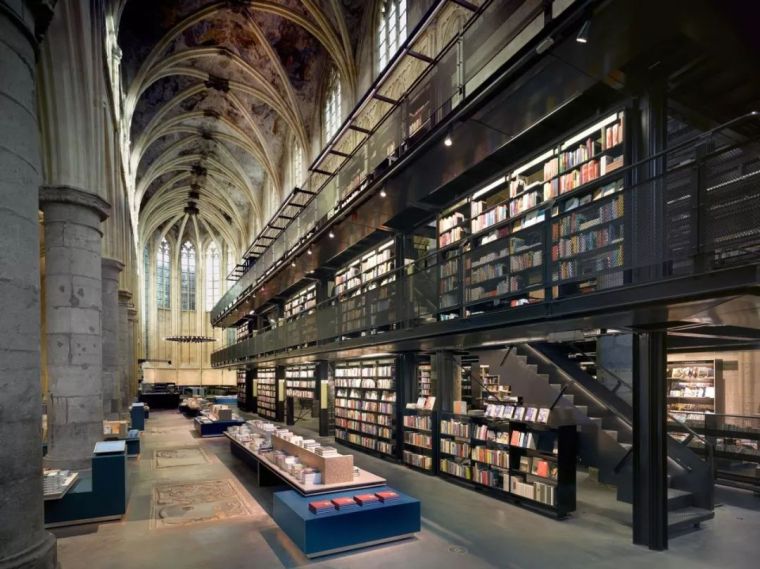 700多年历史的教堂，如今变身全球最美书店，这或许最接近天堂_13