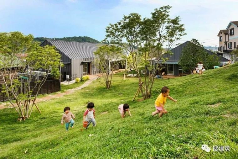 日本树屋幼儿园设计资料下载-这种“放养”的幼儿园设计，才是孩子最需要的！！