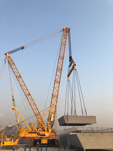 钢管吊装方式资料下载-永定河特大桥主塔首段吊装完成预计明年合拢