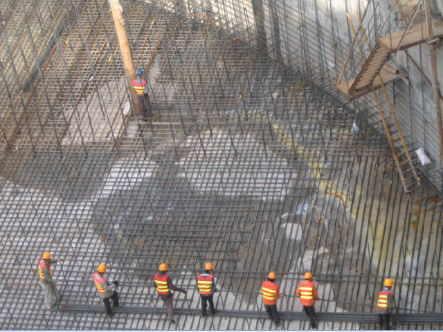 广东黄埔大桥大体积混凝土温控总结报告129页（附工程照片）-布置钢筋