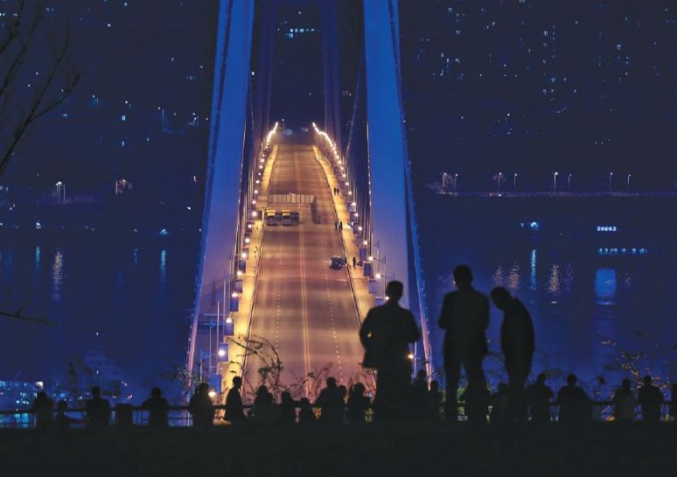 桥梁工程师2017资料下载-重庆公交坠江事件，工程师称按照最新防护栏标准或不致坠江！！！
