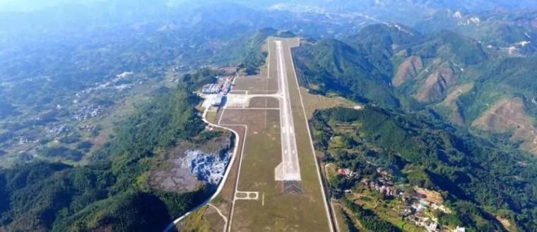 干线机场和支线机场资料下载-广西海拔最高的机场—悬崖边上的山顶航母