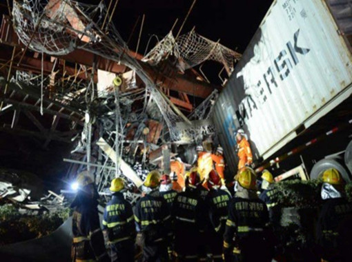 福建龙岩在建高架桥坍塌，2货车被砸7人受伤！-龙岩消防在事故现场救援.jpg