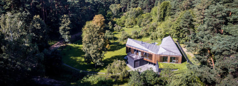 L型二层住宅资料下载-半隐坡地，半悬大臂，顺应堆叠而生的L型住宅