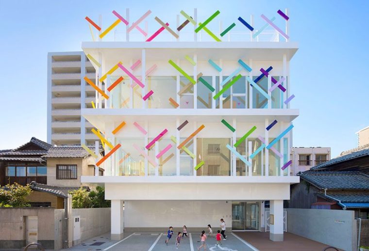 色彩斑斓的顶层住宅资料下载-法国色彩斑斓的幼儿园