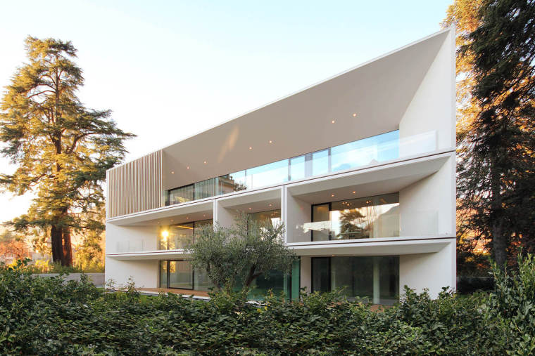 日本白色椴树公寓资料下载-意大利宁静环境的Runkelsteiner白色公寓楼