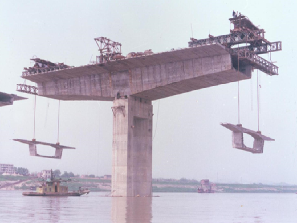 50m悬臂浇筑连续梁资料下载-大跨径梁桥长期挠度的控制