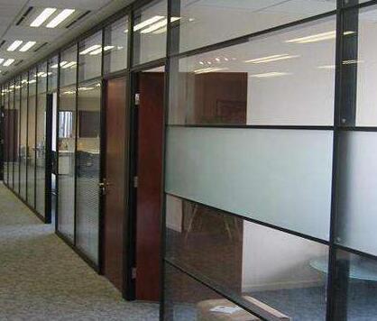 装修公司办公展厅装修资料下载-办公室玻璃隔断装修