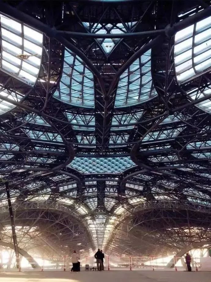 钢结构走廊图集资料下载-震撼的北京新机场钢结构，堪比外星人基地