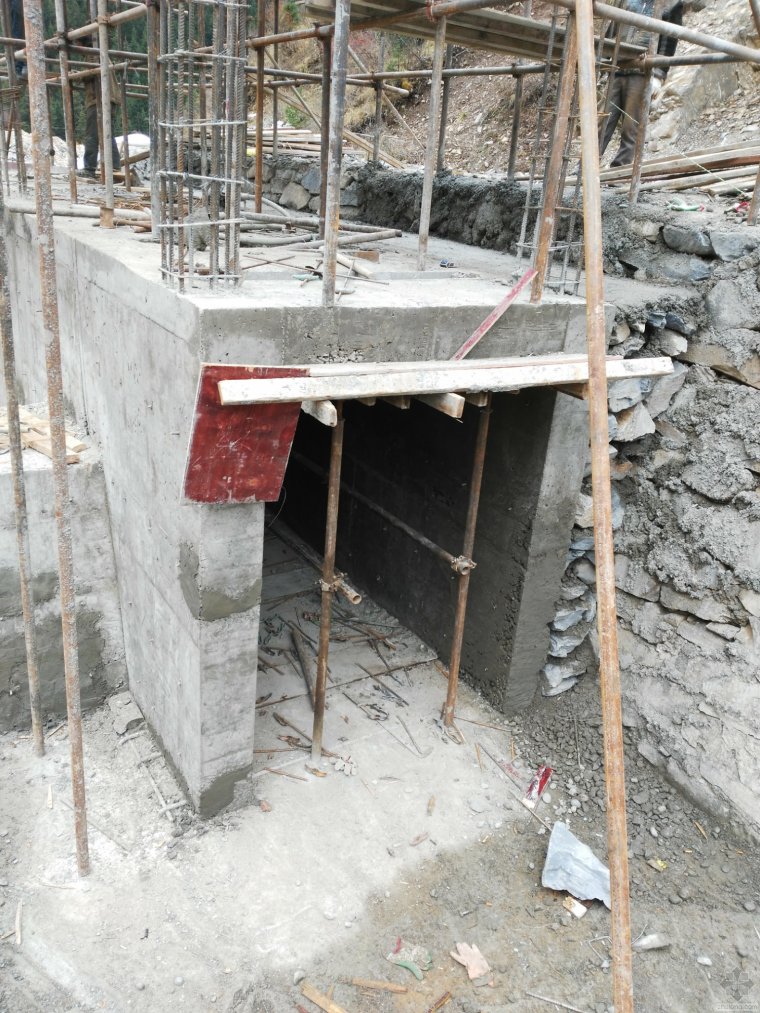 某建筑物倾斜事故原因分析资料下载-某取水建筑物施工现场图片