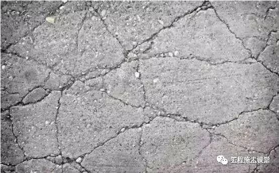 地基不均匀沉降导致的裂缝资料下载-400多万方混凝土是如何做到一条裂缝没有的？