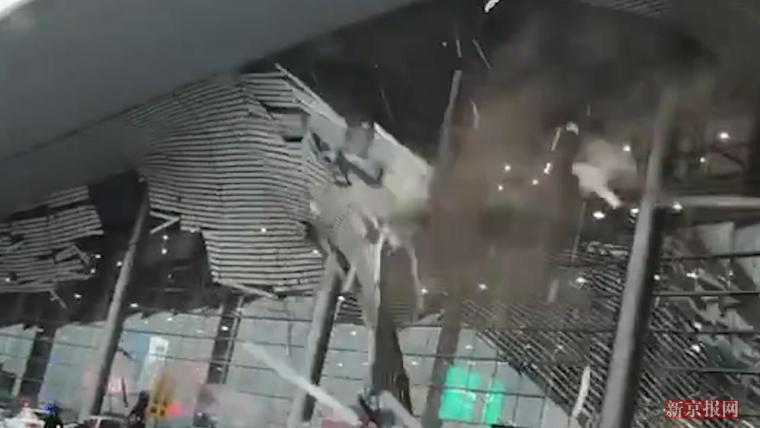 南昌一机场候机楼外部顶棚坍塌：阵风最大37米/秒_1