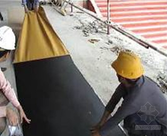 [广州]航站楼防水工程施工方案-揭除卷材表面隔离膜 