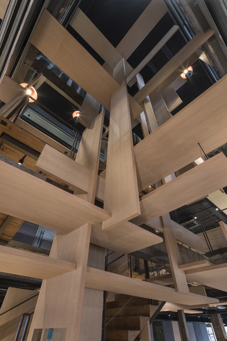 设计半空空间资料下载-木板的灵感，解密上海的“树“下空间办公室