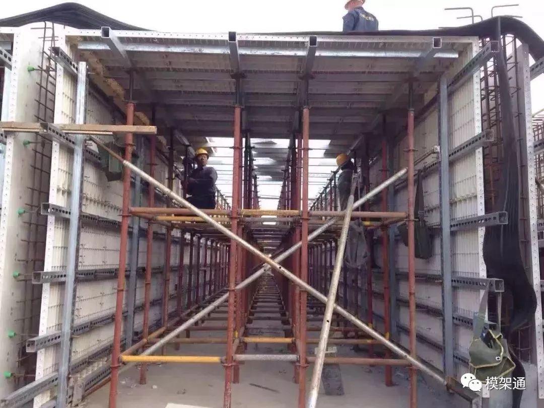 除了采用传统胶木模板工艺外,塑料模板施工工艺,铝模施工工艺,管廊台