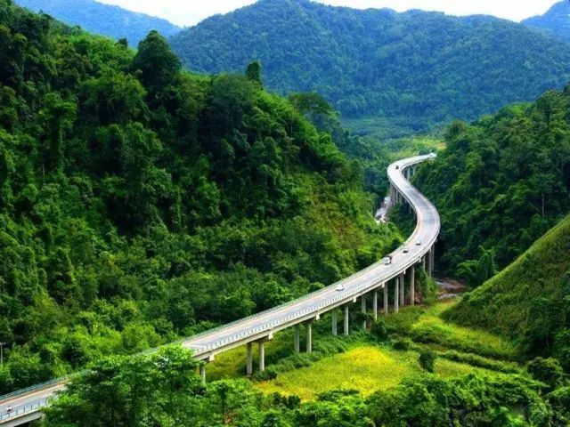 高速竹行入口绿地景观资料下载-中国第一条国际高速公路，直穿西双版纳，20小时行遍中老泰3国！