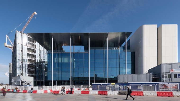 福斯特建筑事务所总部大楼资料下载-福斯特事务所 / 由内而外泛出冷艳的金属光泽：BBC威尔士分部设计