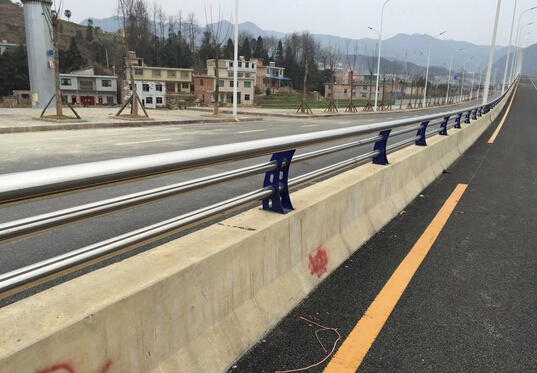 混凝土防撞护栏安全交底资料下载-桥梁防撞护栏混凝土外观质量优化策略