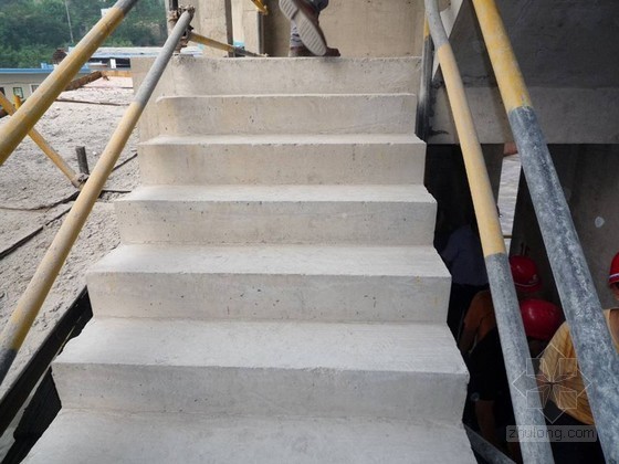 建筑工程混凝土工程施工参考照片82张-楼梯踏步混凝土 