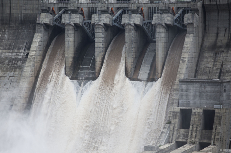 航拍金沙江世界级水电工程，形成水库群-2016年7月19日，泄洪中的金安桥电站。